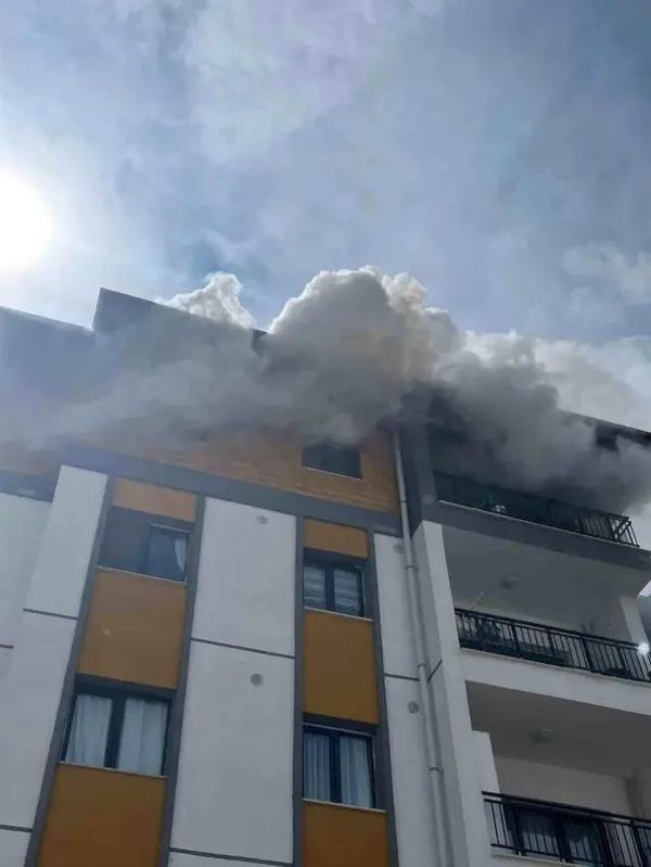 Hatay'da Apartmanın En Üst Katında Çıkan Yangın Kontrol Altına Alındı