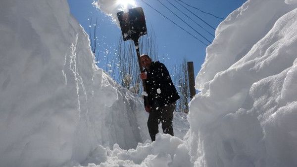 Bitlis'te Kar Kalınlığı 2 Metreyi Aştı; Köylüler Evlerine Kar Tünelleriyle Ulaşıyor