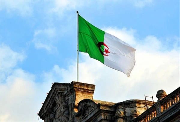 Cezayir'de Askeri Nakliye Uçağı Düştü: 2 Ölü, 4 Yaralı