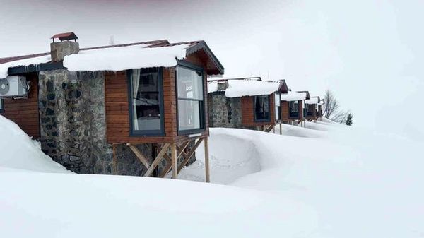 Handüzü Yaylası Nisan Ayında Karla Kaplanarak Eşsiz Görüntüler Oluşturdu