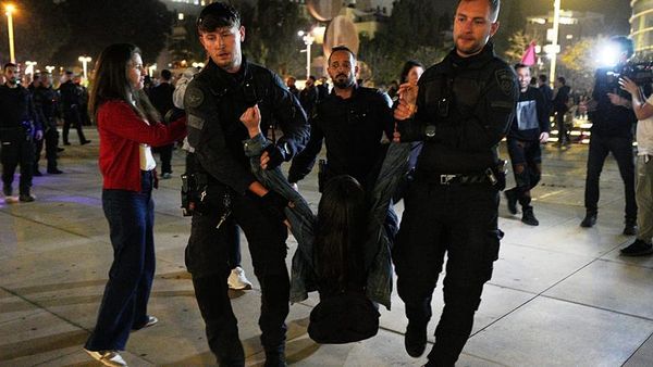 Tel Aviv'deki ABD Büyükelçiliği Önünde Savaş Karşıtı Protestoya Polis Müdahalesi