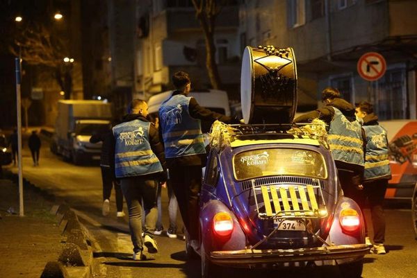 AK Parti Esenler Gençlik Kolları Ramazan Sahur Geleneğini Nostaljik Vosvos ile Canlandırdı