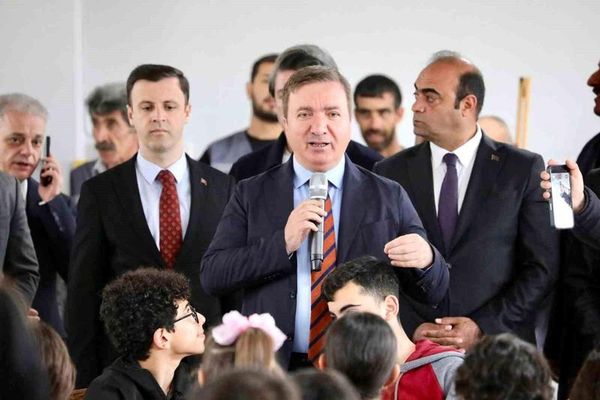 Vali Aydoğdu, Altınbaşak'ta Gençlere Değer ve Sporun Önemini Anlattı