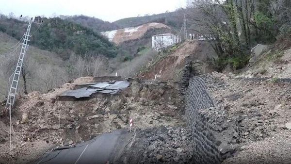 Ordu'da Heyelan Nedeniyle İstinat Duvarı Yıkıldı, Yol Çöktü