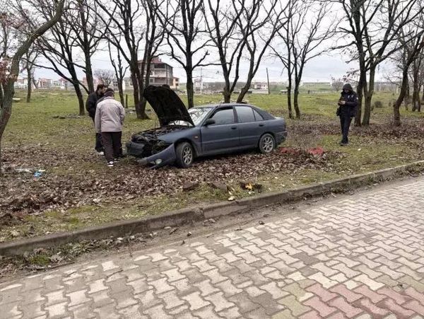 Kapaklı’da Kontrolden Çıkan Otomobil Yan Yattı, Sürücü Yaralandı