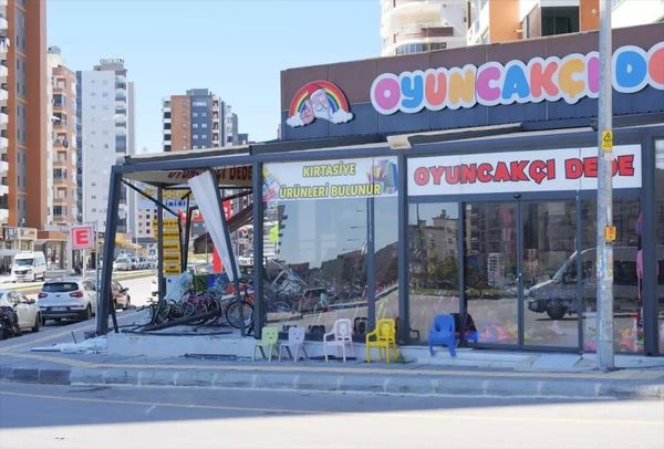 Mersin'de Minibüs, Hafif Ticari Araçla Çarpışıp Oyuncakçıya Girdi