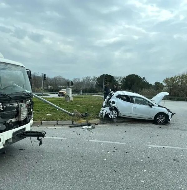 Akhisar'da Organize Sanayi Bölgesi Kavşağında Trafik Kazası: 1 Kişi Yaralandı