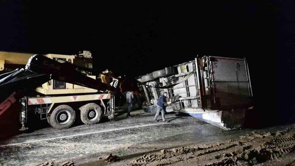 Çorum'da Kayan Tırın Devrilmesi Ankara-Tokat Yolunu 5 Saat Kapattı