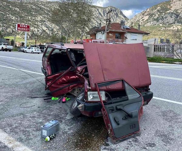 Akseki’de İki Otomobilin Çarpışması Sonucu 3 Kişi Yaralandı
