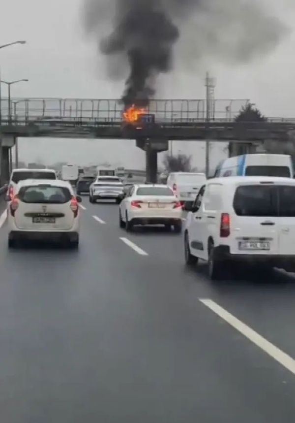 Esenyurt'ta Hafif Ticari Araçta Çıkan Yangın İtfaiye Tarafından Söndürüldü