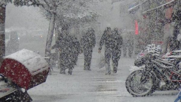 Nisan Ayında Aniden Gelen Kar Yağışı Şehri Beyaz Örtüyle Kapladı
