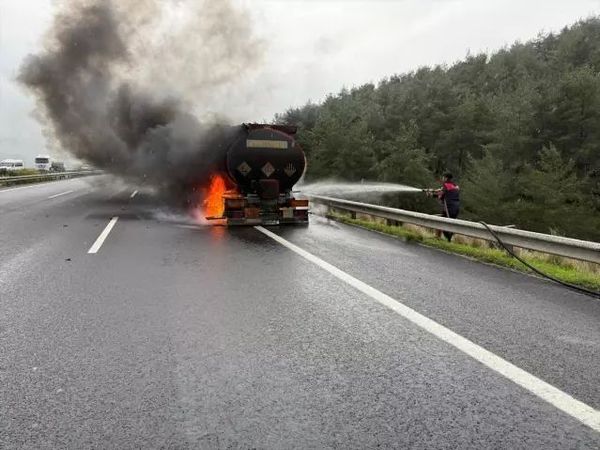 Osmaniye'de Tarsus-Adana-Gaziantep Otoyolu'nda Tanker Yangını Söndürüldü