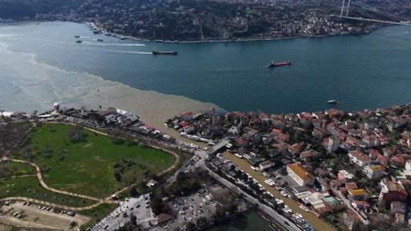 İstanbul'daki Yağışlar Boğaz ve Haliç'in Rengini Kahverengiye Çevirdi