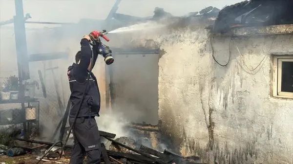 Menteşe'de Çıkan Yangın Tek Katlı Evi Kullanılamaz Kıldı