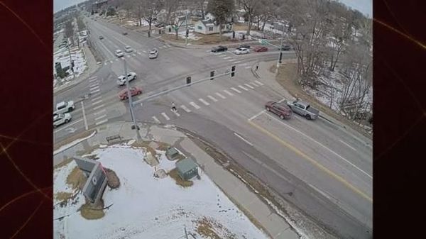 Omaha'da Kırmızı Işıkta Bekleyen İki Araç Aniden Oluşan Obruğa Düştü