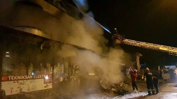 Kemer'de Elektrik Malzemesi Dükkanında Çıkan Yangın Mahalleliyi Sokağa Döktü