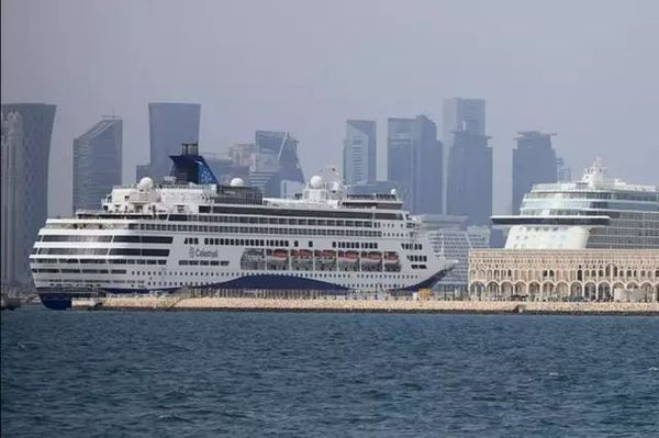 İran Ablukası Hürmüz Boğazı'nda Binlerce Yolcuyu Gemide Mahsur Bıraktı
