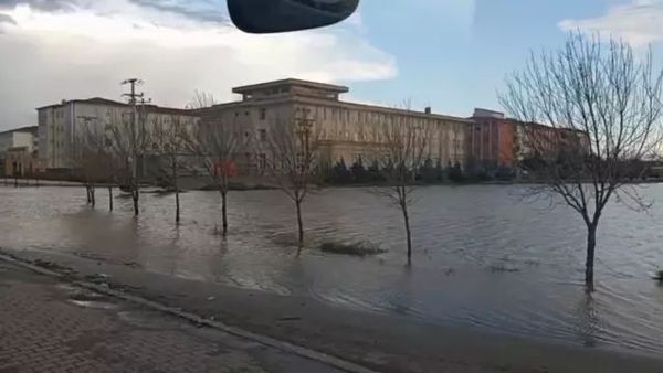 Nusaybin'de Şiddetli Yağış İpekyolu Caddesi'ni Su Altında Bıraktı