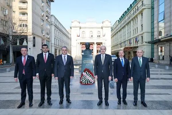 TBMM Başkanı Kurtulmuş, Bükreş'teki Atatürk Anıtı'nı Ziyaret Etti