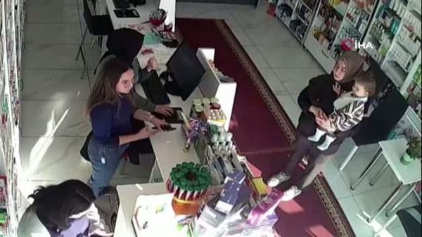 Kayseri'de Fark Ücreti İstemeyen Kadın Eczaneye Taşla Saldırdı