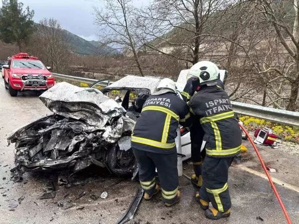 Isparta-Antalya Yolunda Çarpışma: 2 Kişi Hayatını Kaybetti, 4 Yaralı Var