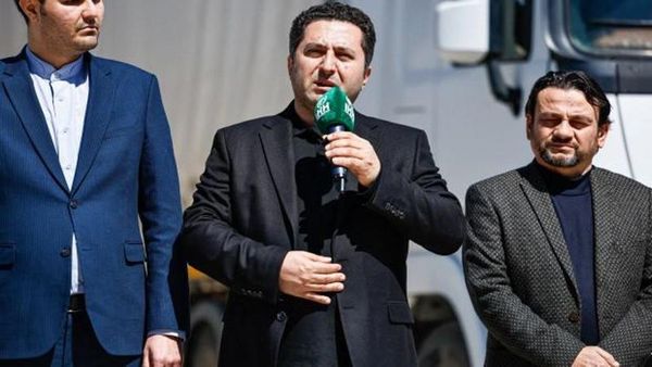 Türkiye'den İran'a 5 Tır İnsani Yardım Malzemesi Gönderildi