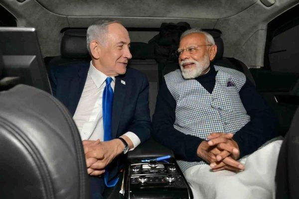 Netanyahu, Hindistan Başbakanı Modi'yi Geleneksel Hint Kıyafetiyle Karşıladı