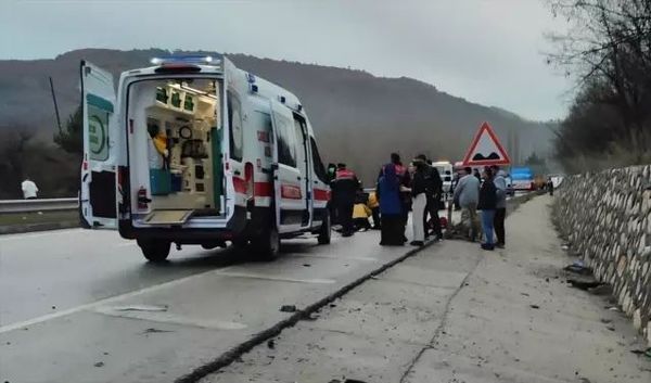 Gümüşhacıköy'de Trafik Kazası: Aynı Aileden 4 Kişi Yaralandı