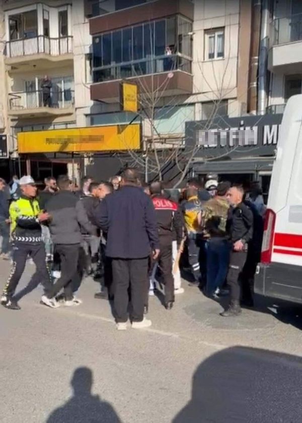 Manisa Akhisar'da Bıçaklı Kavgada 2 Kişi Öldü, 1 Kişi Ağır Yaralandı