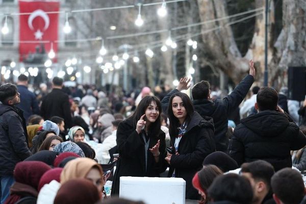İstanbul Üniversitesi'nde 15 Bin Genç Geleneksel Kampüs İftarında Buluştu