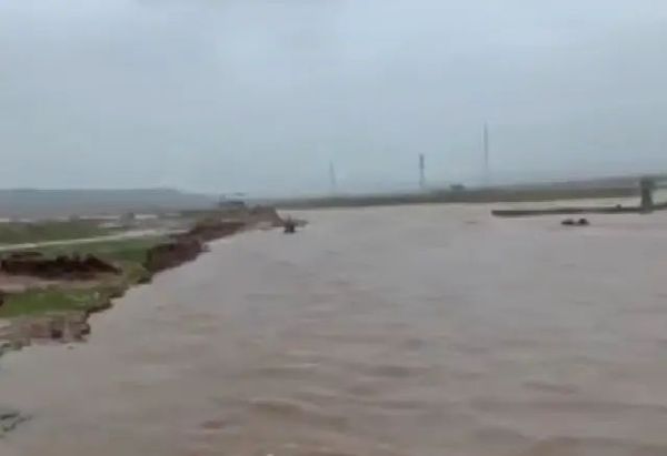 Diyarbakır'da Yoğun Sağanak Sele Yol Açtı, Köprü Sular Altında Kaldı