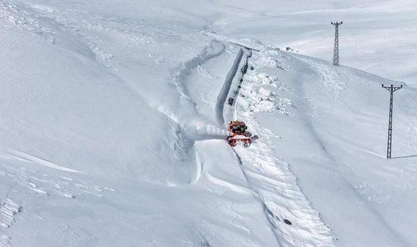 Doğu'da Kar Nedeniyle 149 Köy Yolu Kapanırken Batı Baharı Yaşıyor