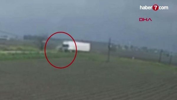 Adana Ceyhan'da Tırla Çarpışan Otomobilin Genç Sürücüsü Hayatını Kaybetti